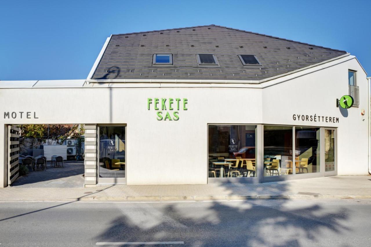 Fekete Sas Motel Esztergom Exterior photo